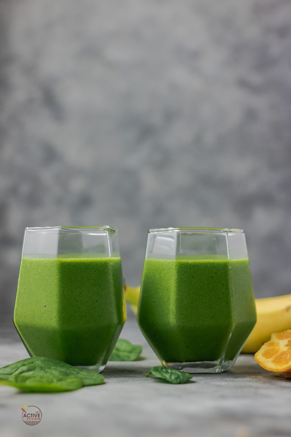 spinach smoothie in two glasses.
