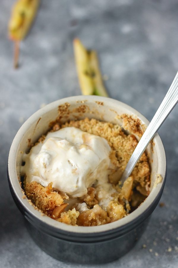 easiest apple crumble recipe ever made. This recipe is perfect for two people and the recipe can be adjusted to suit numbers of servings. 